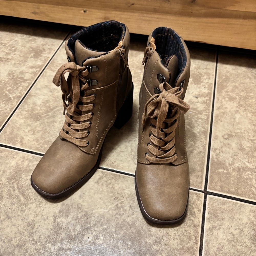 Crown Vintage Lace Up Boots Size 8